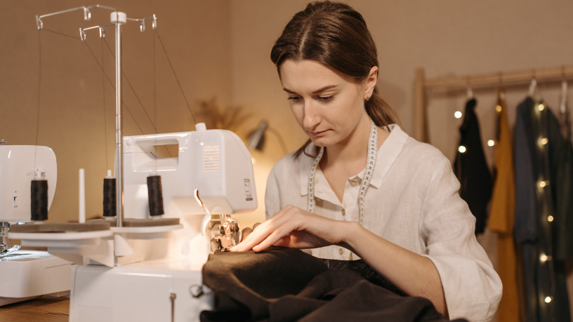 Conhecer as cores que valorizam qualquer tom de pele ajuda a criar looks equilibrados e iluminados, observa Cristiane Ruon dos Santos.