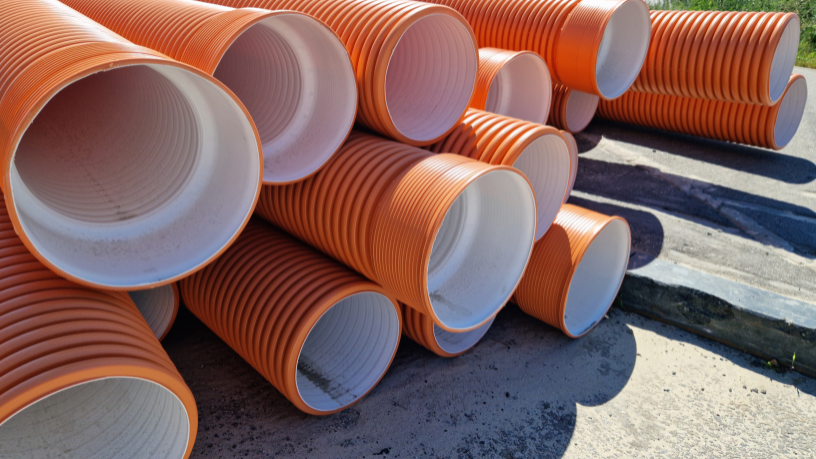 Elias Assum Sabbag Junior analisa como o plástico corrugado se destaca no custo-benefício a longo prazo, unindo durabilidade, versatilidade e economia.