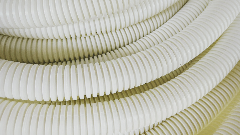 Ao avaliar investimentos em materiais, Elias Assum Sabbag Junior mostra por que o plástico corrugado entrega eficiência financeira e operacional ao longo do tempo.