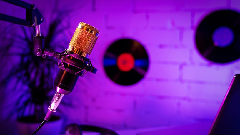 Podcast brasileiro no entretenimento digital global: como um título nacional entrou para o Top 12 do Spotify