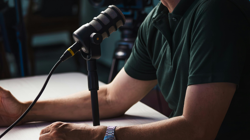 Podcasts de entretenimento dominam as plataformas em 2026: por que esse formato continua conquistando milhões de ouvintes?