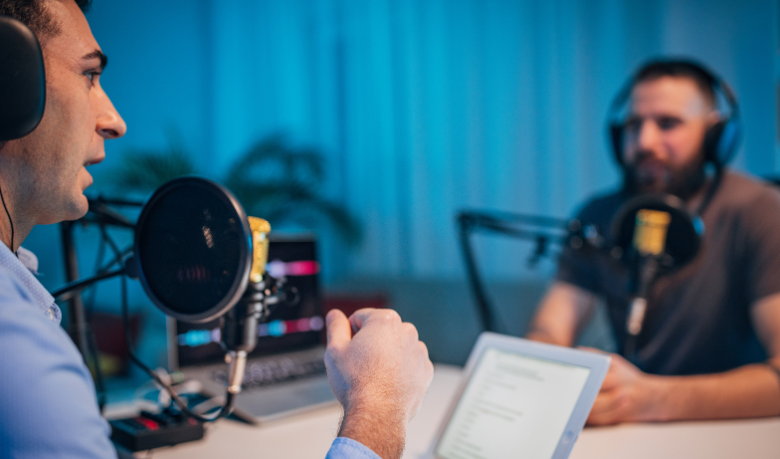 Podcasts em alta no Brasil em 2026: o que explica os programas mais ouvidos do momento?