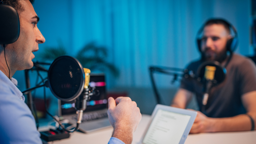 Podcasts em alta no Brasil em 2026: o que explica os programas mais ouvidos do momento?
