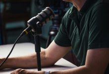 O impacto dos podcasts e as tarifas alfandegárias globais: as reações políticas e os rumos da economia nacional
