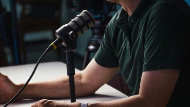 O impacto dos podcasts e as tarifas alfandegárias globais: as reações políticas e os rumos da economia nacional