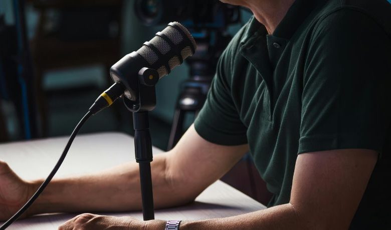 O impacto dos podcasts e as tarifas alfandegárias globais: as reações políticas e os rumos da economia nacional