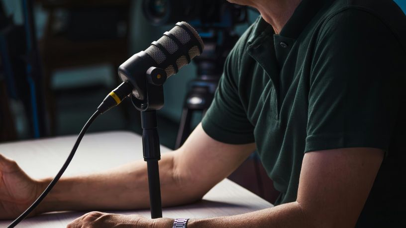 O impacto dos podcasts e as tarifas alfandegárias globais: as reações políticas e os rumos da economia nacional