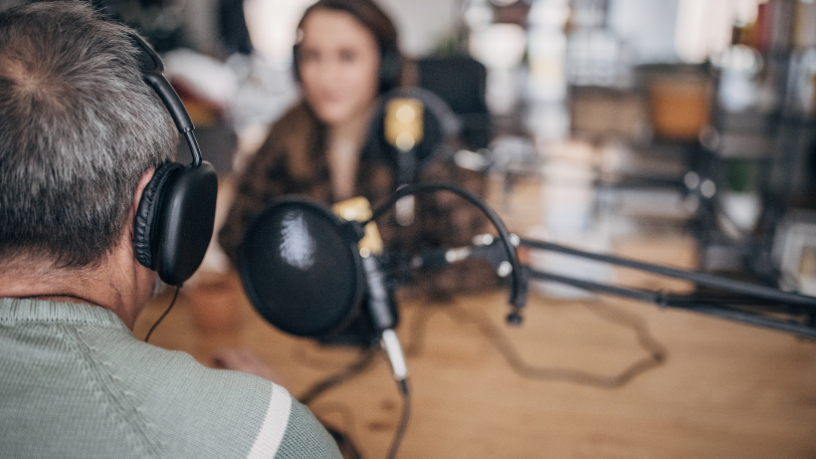 Por que quase metade dos internautas brasileiros já ouve podcast regularmente
