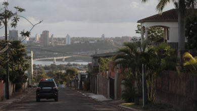 Viatura policial em área urbana de fronteira entre Brasil e Paraguai, com composição editorial sem identificação de pessoas ou documentos