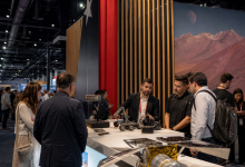 Pavilhão chileno de inovação tecnológica em feira internacional, com empreendedores apresentando soluções de robótica e energia, sem textos visíveis.