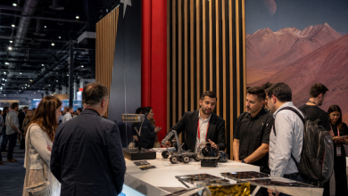 Pavilhão chileno de inovação tecnológica em feira internacional, com empreendedores apresentando soluções de robótica e energia, sem textos visíveis.