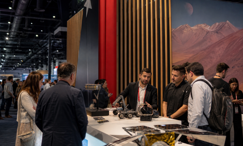 Pavilhão chileno de inovação tecnológica em feira internacional, com empreendedores apresentando soluções de robótica e energia, sem textos visíveis.