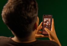 Pessoa usando um smartphone para reproduzir conteúdo em um aplicativo de streaming.