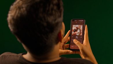 Pessoa usando um smartphone para reproduzir conteúdo em um aplicativo de streaming.